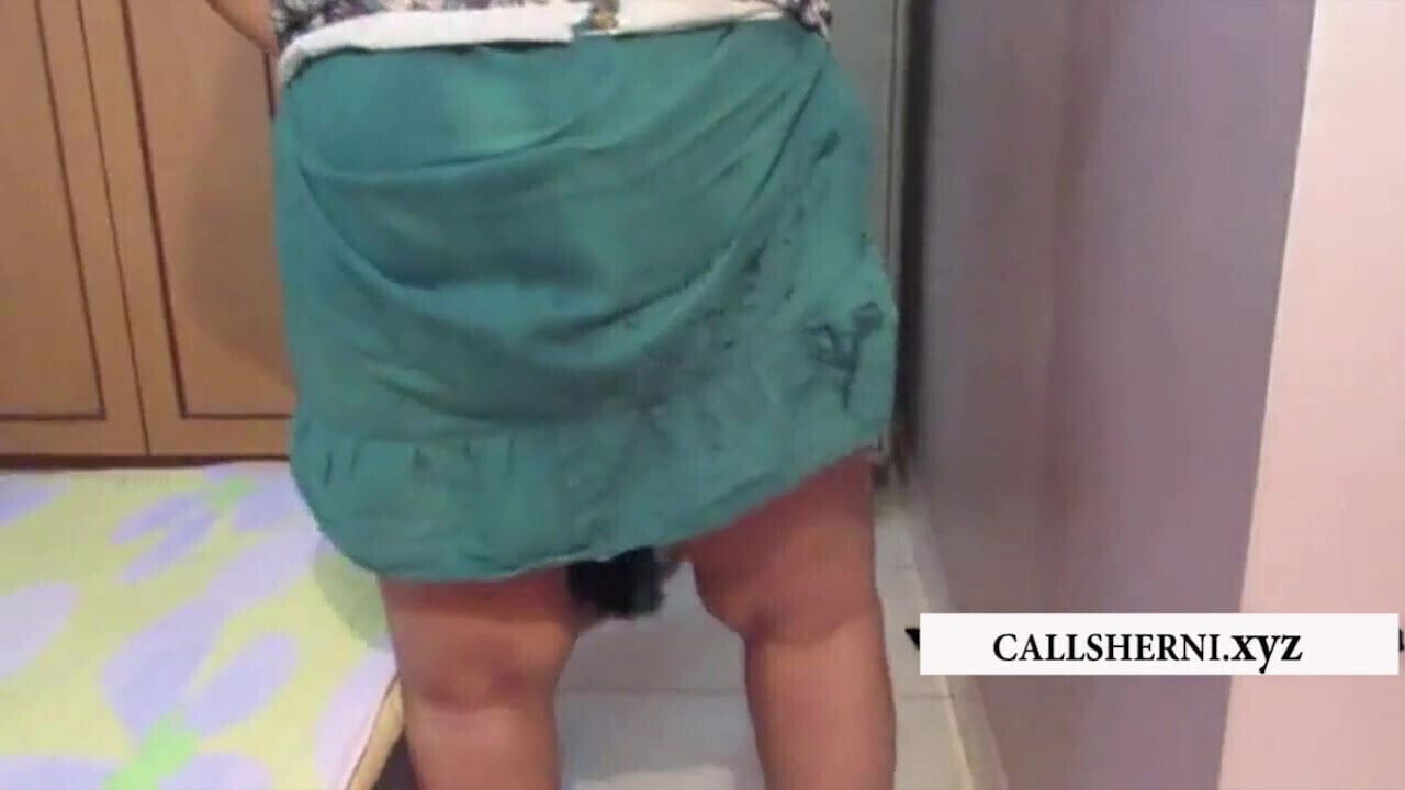 Ghar safai wakt bhabhi saree khul