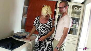 STIEF SOHN SPRITZT SEINER MUTTER EINFACH FOTZE DEUTSCH