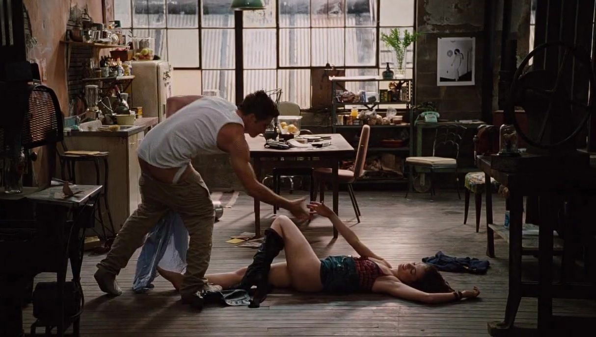 Anne Hathaway,Christina Fandino,Jo Newman,Katheryn Winnick in Love And Other Drugs (2010)