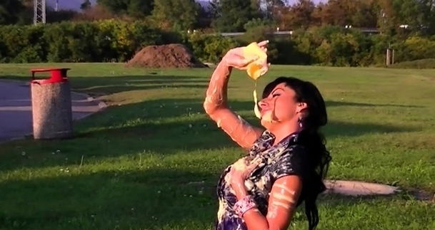 Nude bimbo Veronica Diamond checking quim