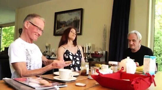 Amateur redhead milf Minnie Manga eats breakfast