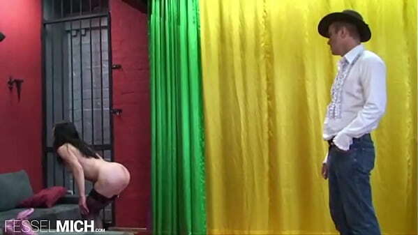 Sklavin muss benutzt werden einem Master Cowboy Uniform SubSlave Folter Nackthaltung devoter Frau