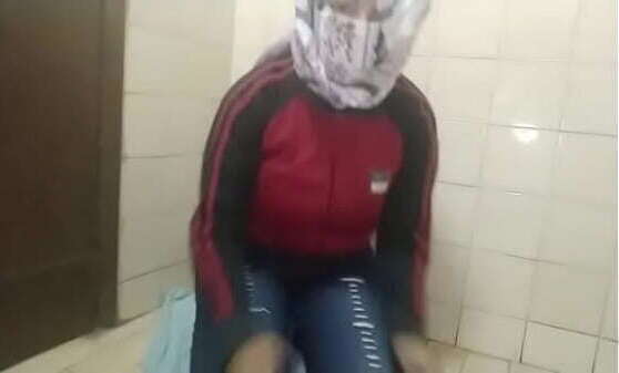 Arabian Muslim العربية الجنس Masturbates Squirting Pussy Live Webcam Instead Praying&quot_