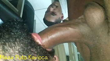 Resenha com amigos , fumaram um baseado e ficaram com muito tes&atilde_o, acabou rolando putaria entre amigos . 1&deg_ parte