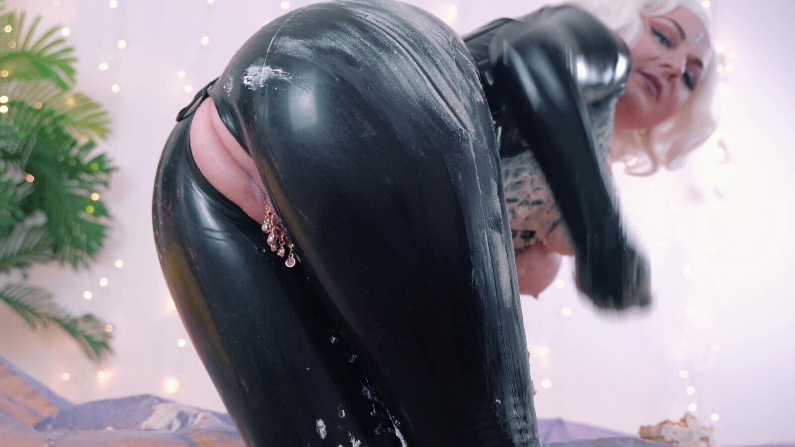 Giantess Food Fetish latex BDSM FemDom Grander