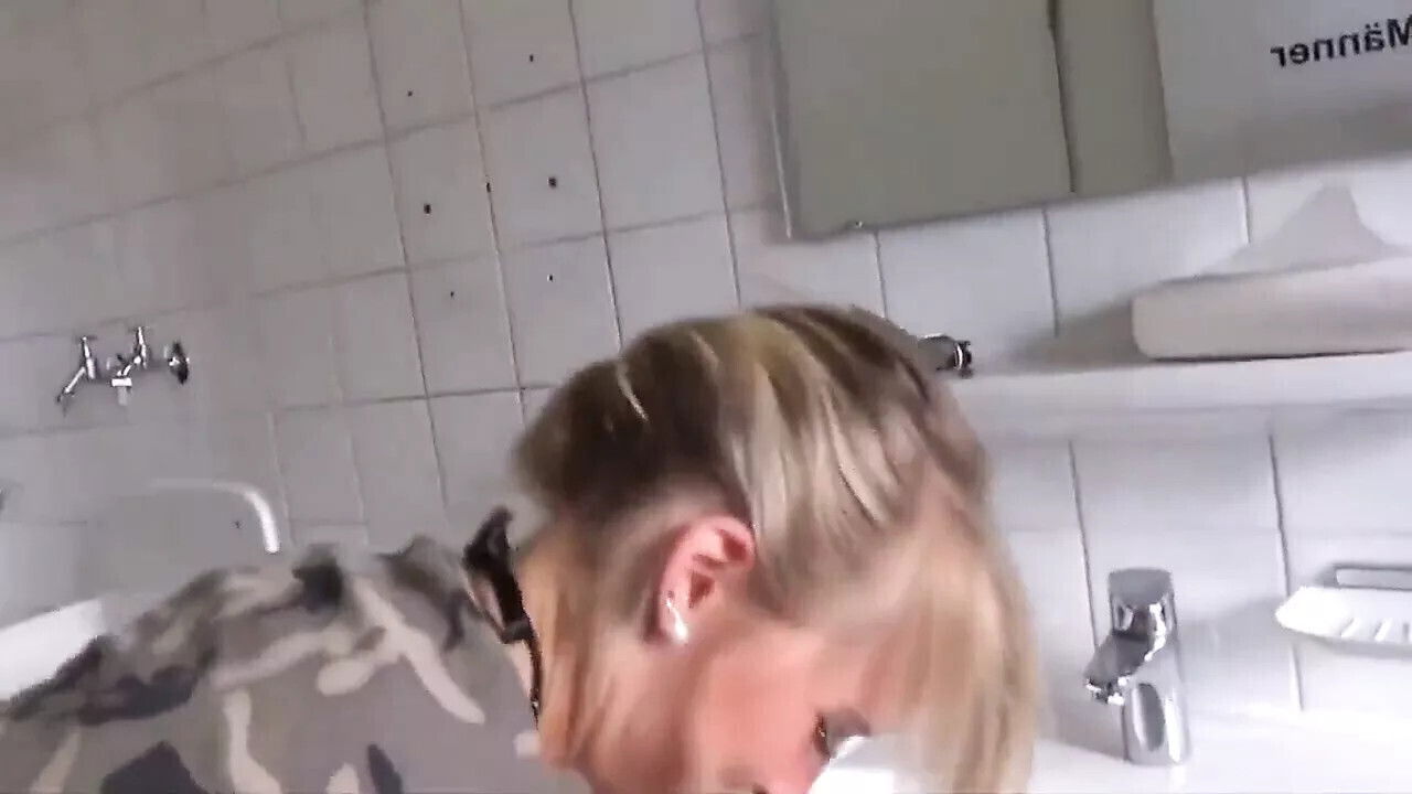 Glucklicher Mann fickte sexy Blondine