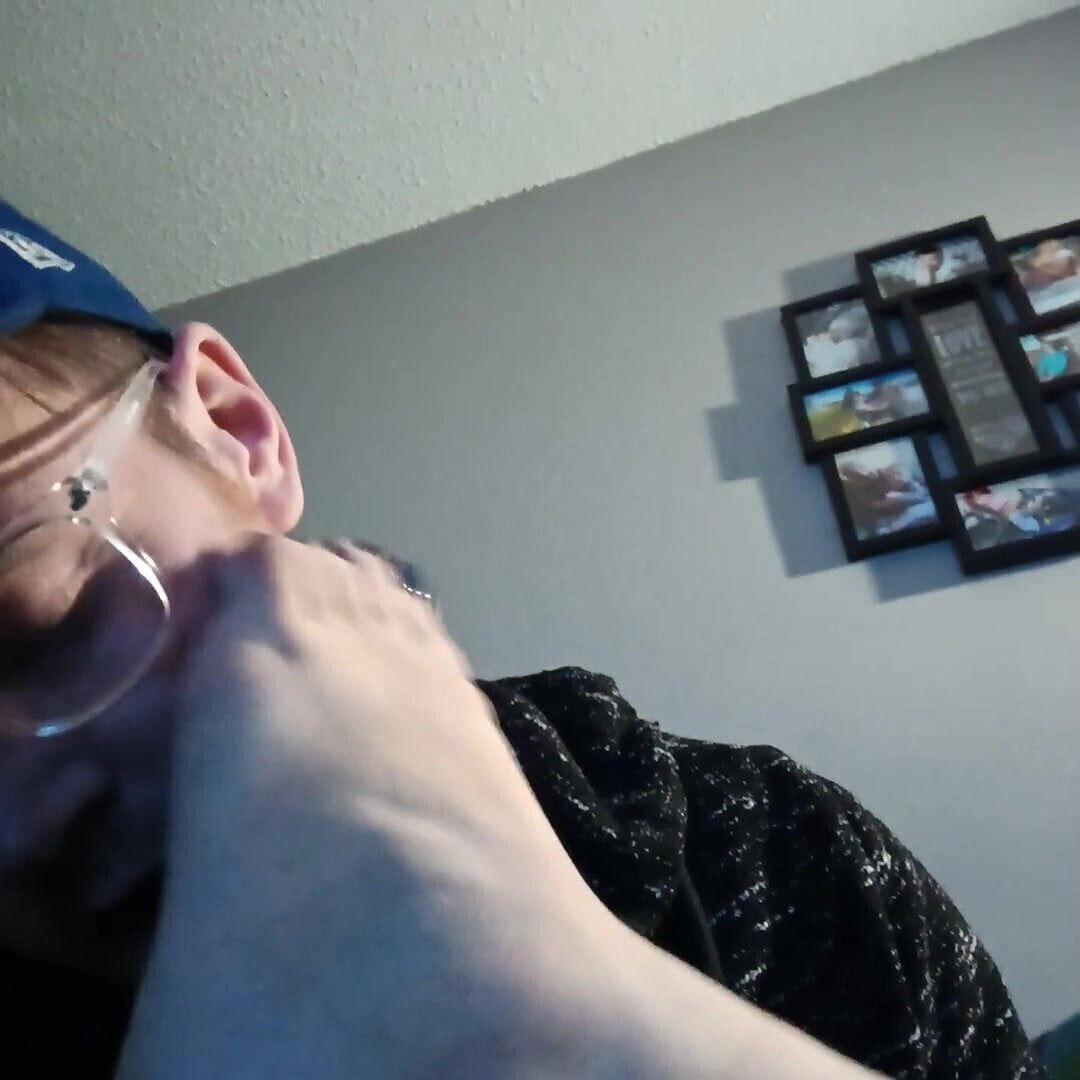 Sucking toes while clit