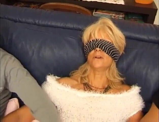 Mature veut baiser yeux bandes