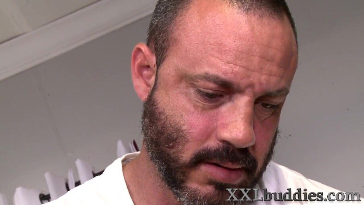 Mature masseur gives shlong head rides