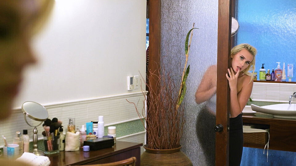 Stepmom curvy girl masturbating together