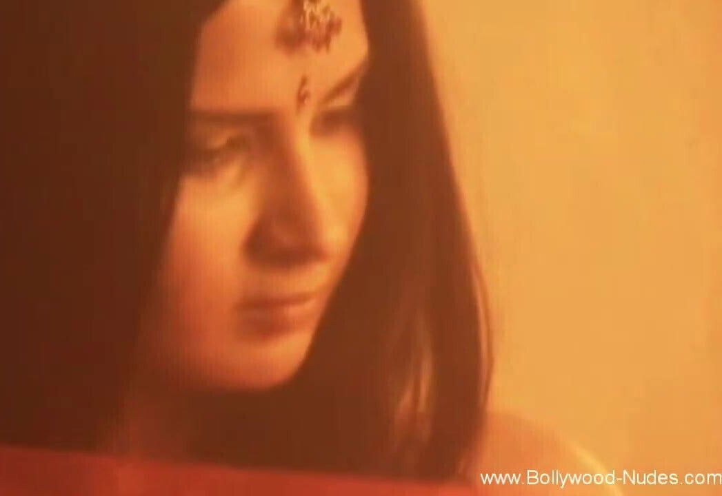 Erotic Belly Dancing With Brunette Beauty arousement