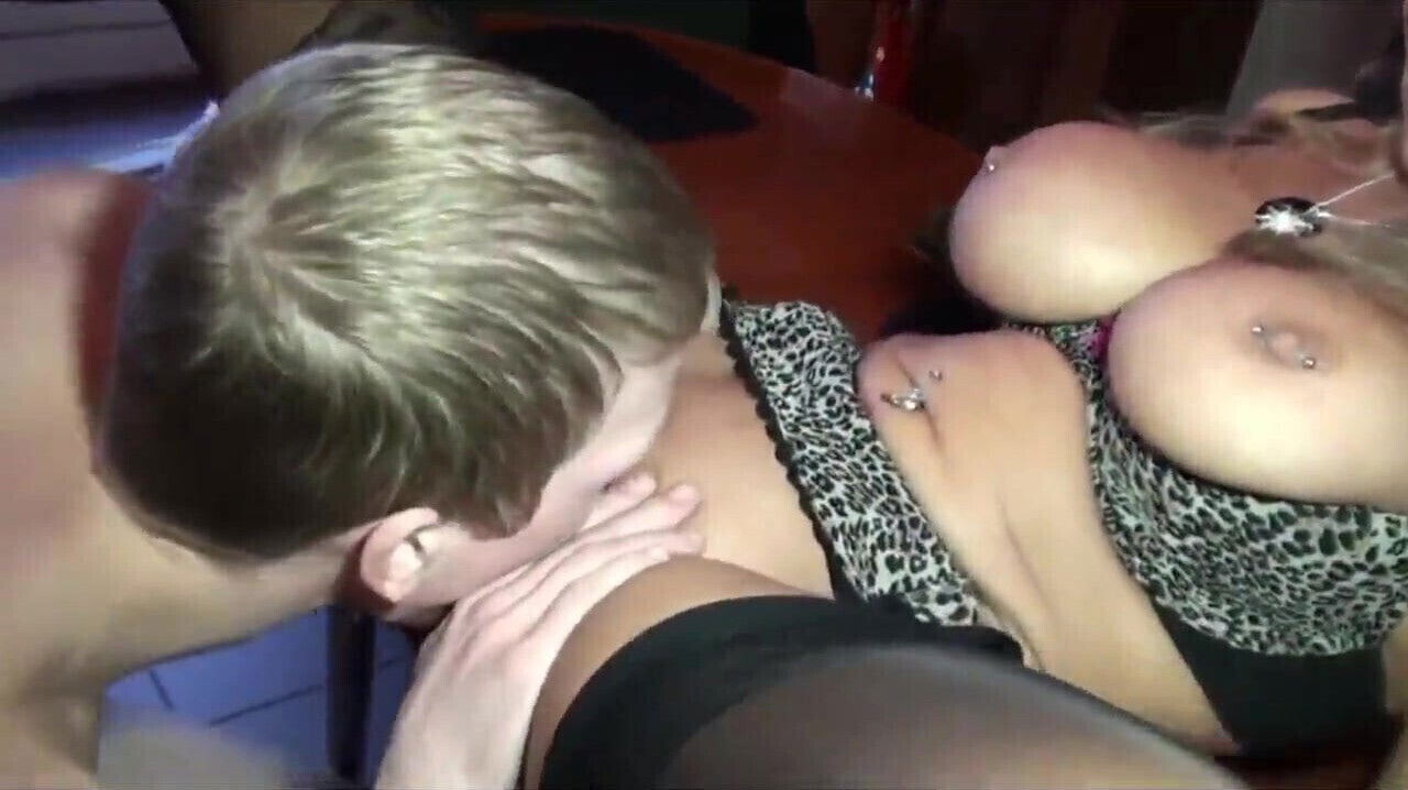 Stiefmutter sehr grosen Titten fickt ihren Stiefsohn