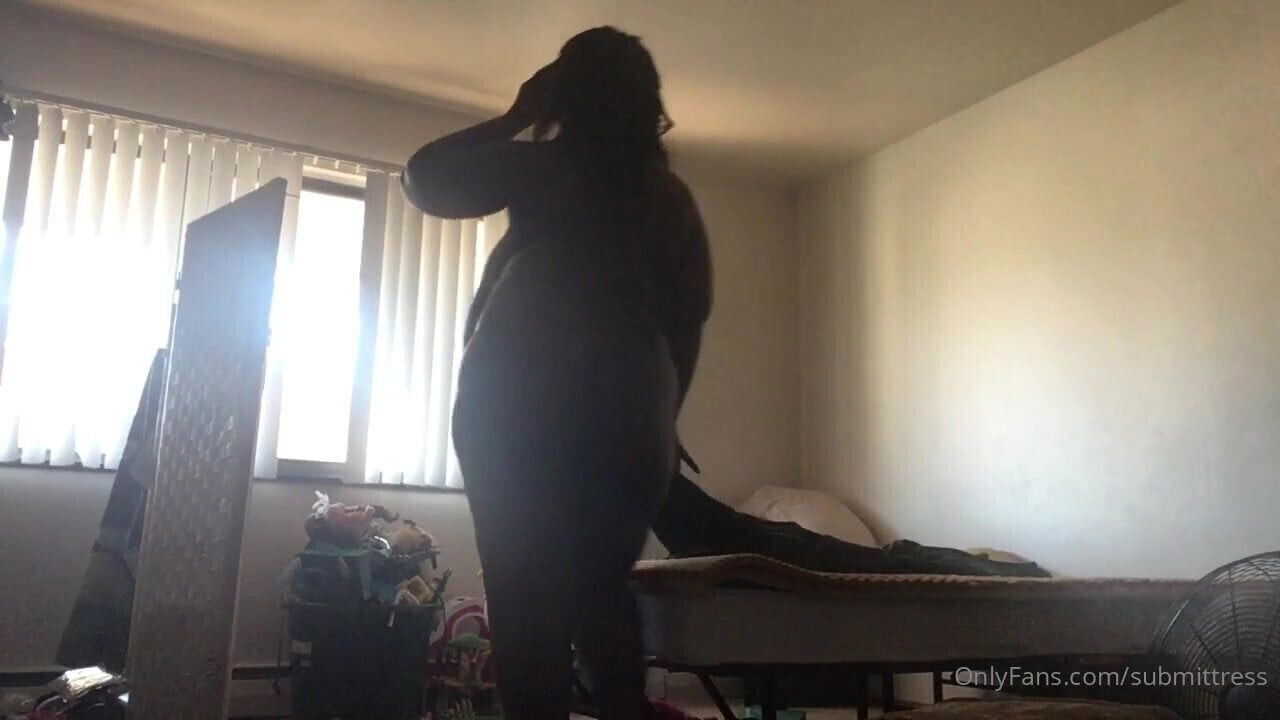 ebony with huge twerking while making