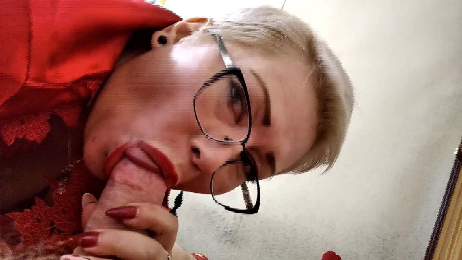 Mature lustful housewife fingering pussy, sucks fucks!