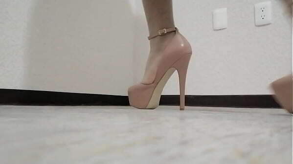 Tacones claros, Medias blancas, vestido flores