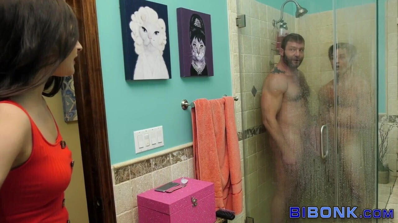 Bisexual muscled bear anally rides