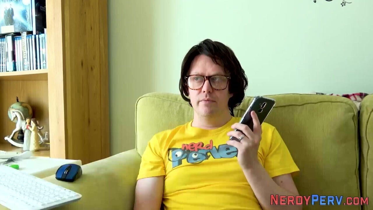 Yorkshire nerd fingers British pussy sperms