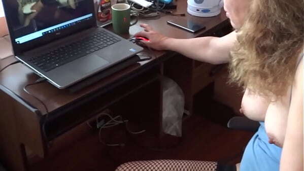HAIRY WIFE MASTURBATES WATCHING PORN FRONT SON'_S FRIEND ASKS FUCK ARDIENTES69