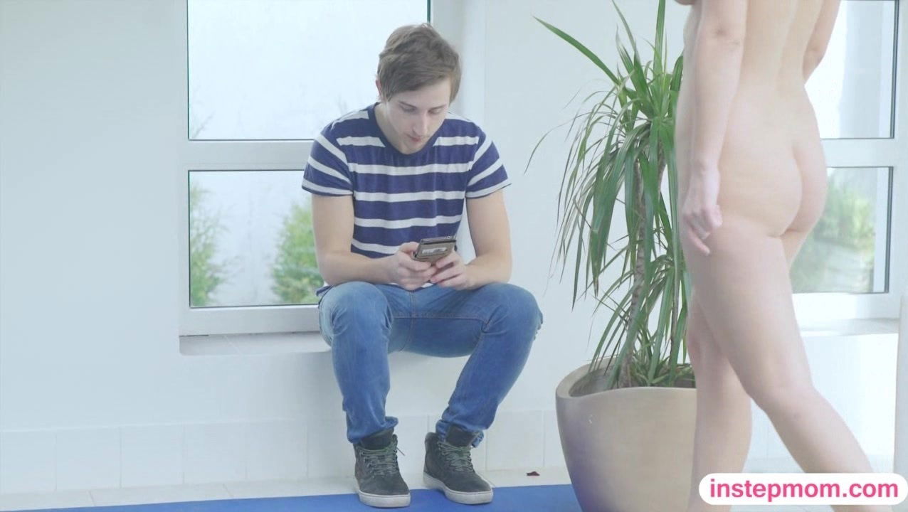 Stepmom Samantha Jolie and teen Lexi Dona threeway