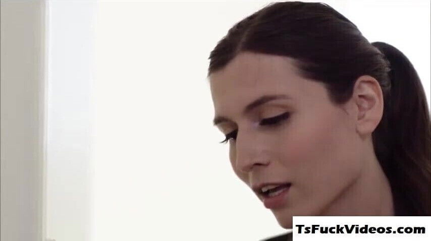 Horny Slut tranny Khloe bangs