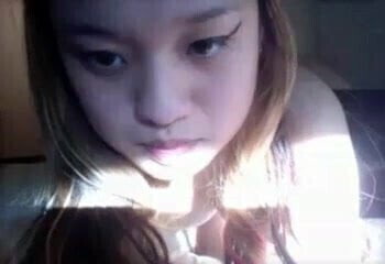 Asian girl nice works over pussy with