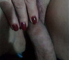 Coroa casada goza s&oacute_ esfregando pau no grelo