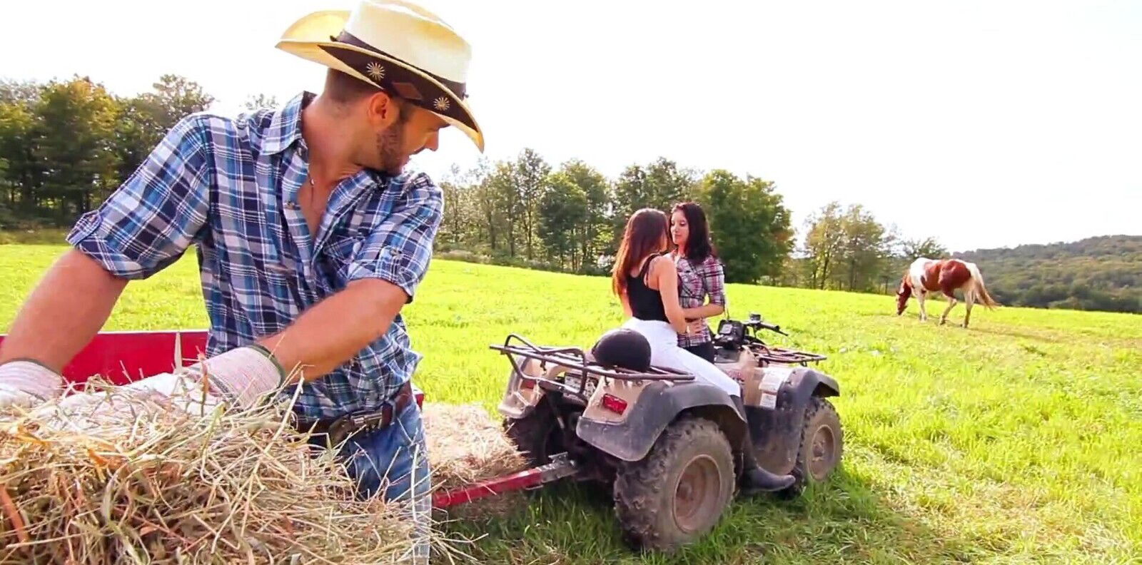 Leena Amanda Bellucci enjoy having outdoors threesome