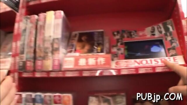 Salacious young Ayumi Kimino rubbing love tunnel