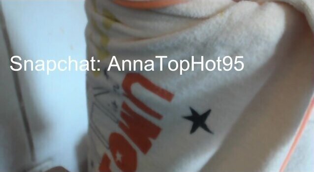 Girl toying with Pussy