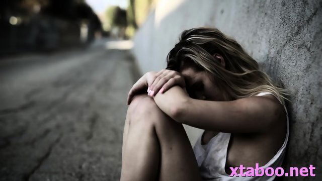 Dazzling maid Aubrey Sinclair blows rides pecker