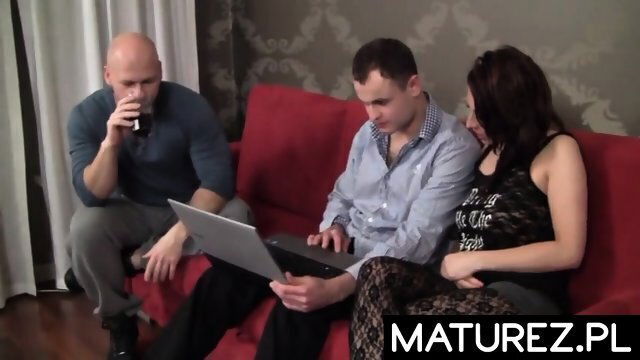 dojrza matk ktra umiaa podczy laptopa