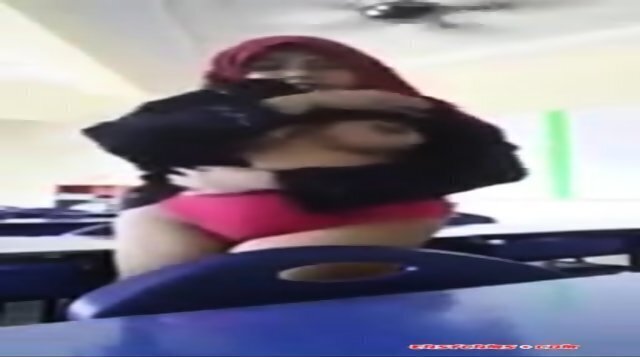 malay- cikgu bertudung ramas tetek kelas