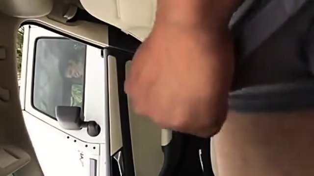 Geparkter Autoflasher bekommt etwas Interesse