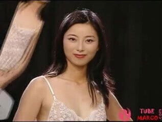 Asiatique lingerie fine chat poilu