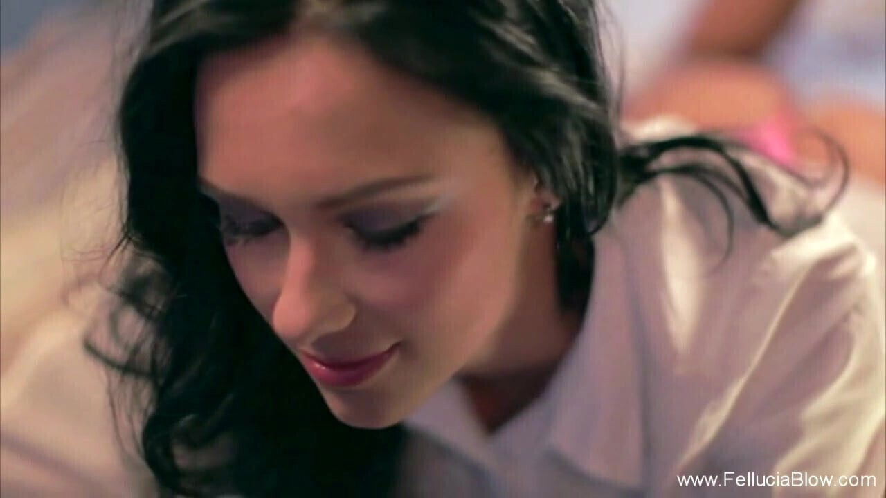 Bedtime Blowjob From Gorgeous Brunette