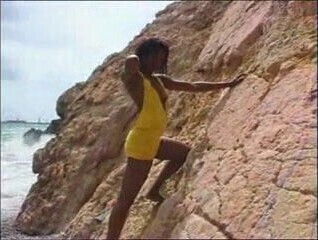 Shania shimmys rocks FM14