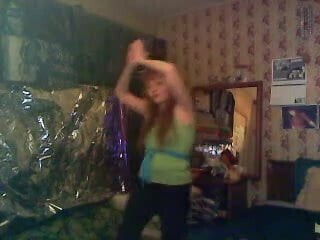 REDHEAD SEXY BELLY-DANCE