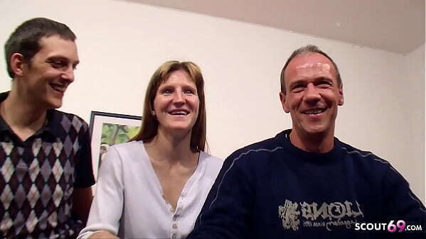 Cuckold Ehemann beim Dreier dummer Freundin Fremden Deutsch