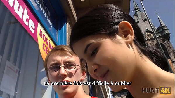 HUNT4K. ringard regarde docilement sexe copine avec inconnu