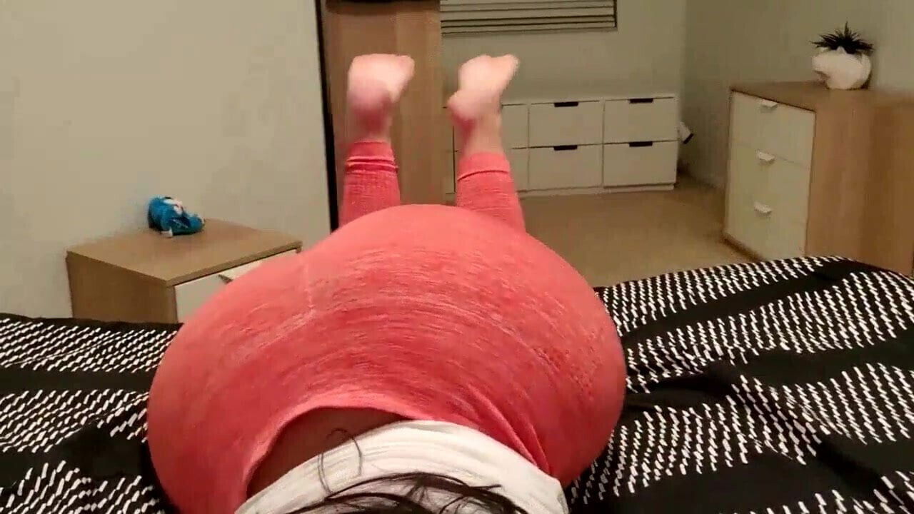 EXTREMEMENT ENORME BAISEE AVEC PETITE BITE