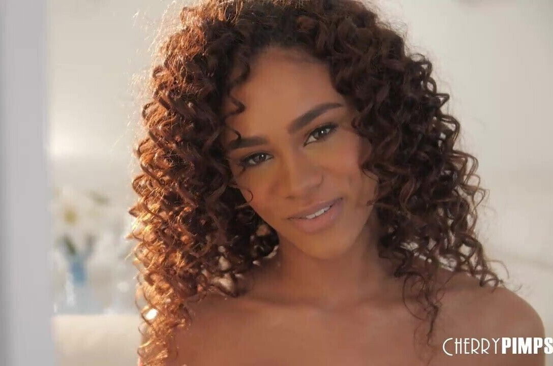 Natural Ebony Scarlit Scandal Strips Masturbates