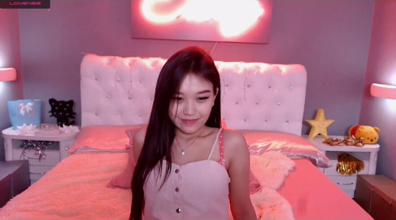 Beautifull Asian webcam girl liked toys, lovense