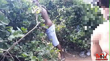 MAMANDO MACHO HETERO NOS MATOS E CURIOSO ASSISTINDO