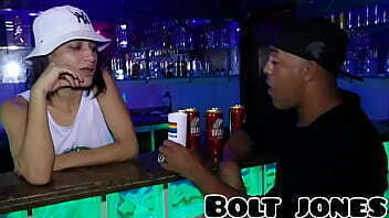 FUI BEBER NUM PUTEIRO DOID&Atilde_O COMI SAPATAO AGATHA KENT DO BAR NO MEIO DO SAL&Atilde_O.