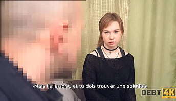 DEBT4k. Jolie jeune fille avec tour satisfait boner collecteur dettes