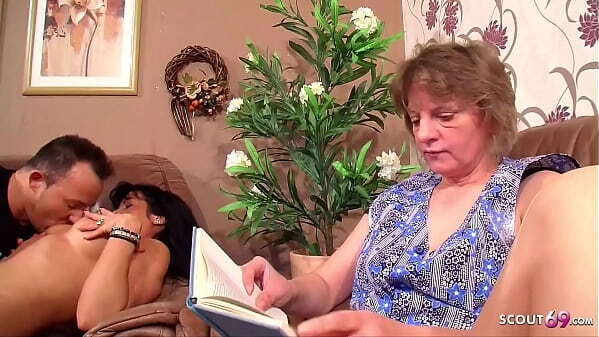 Reifes deutsches Paar treibt Putzfrau muss mitmachen