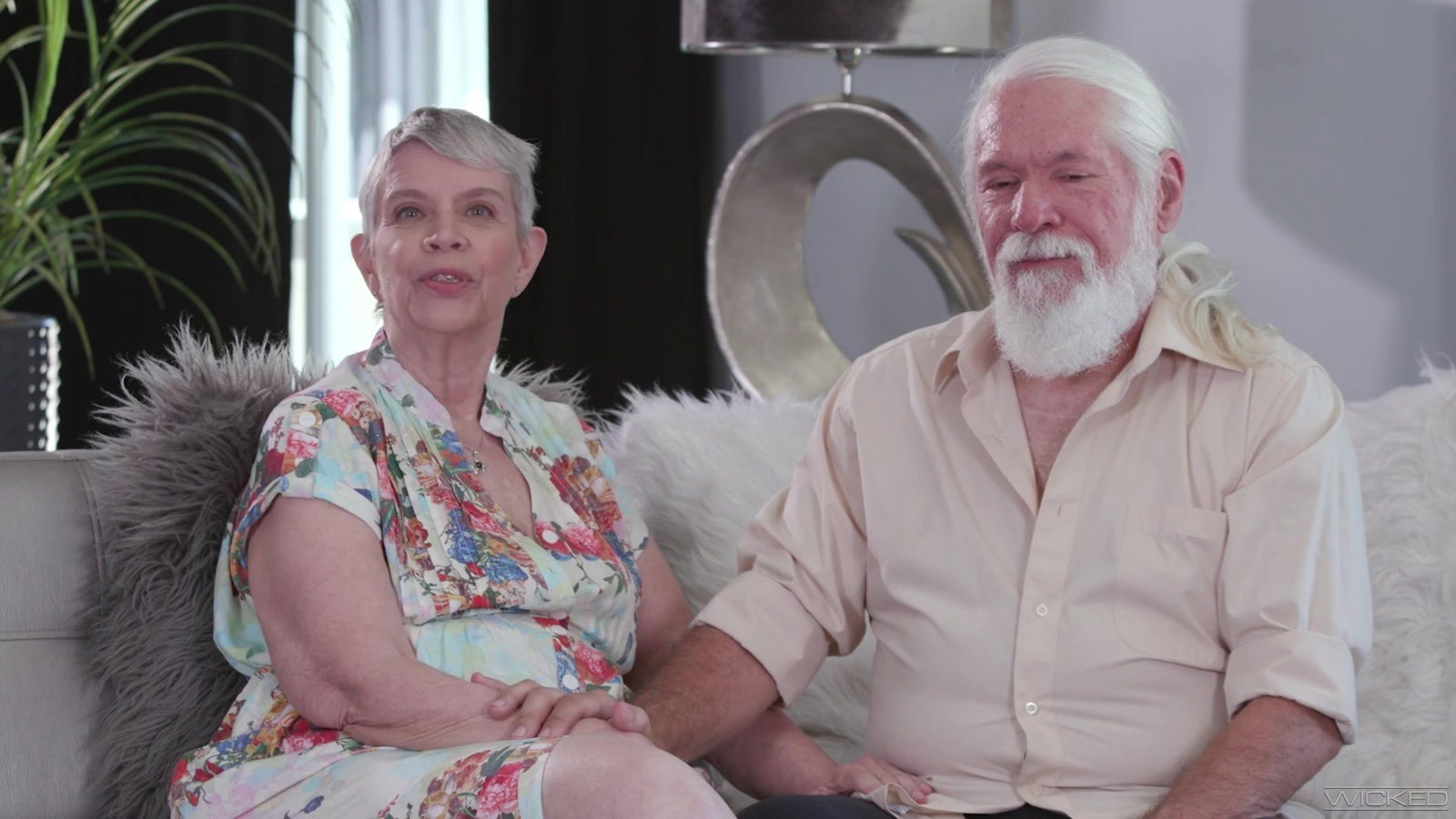 Chubby mature Bonnie Nilsen gets pussy pleasured