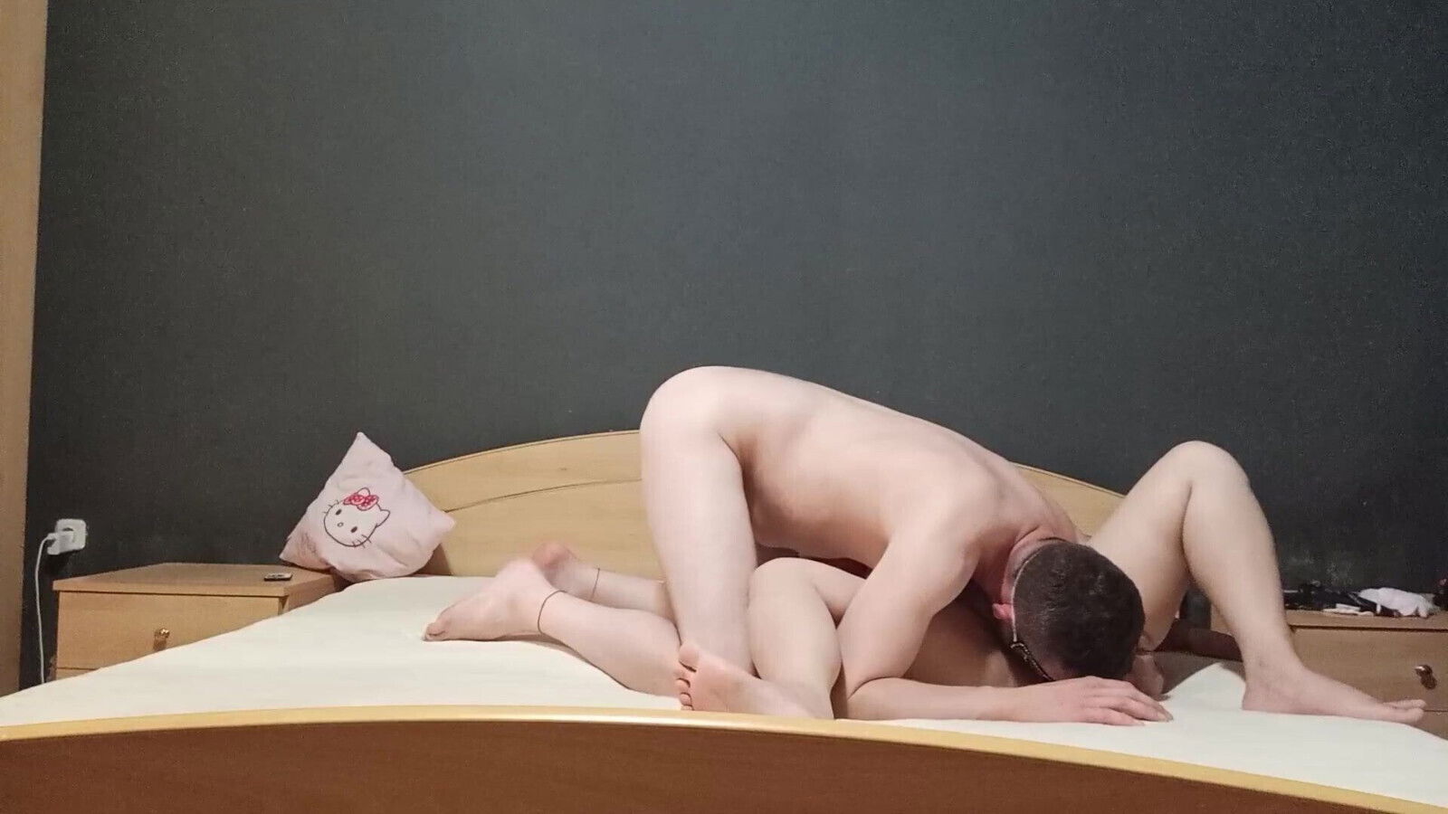 Hubby licks pregnant wife’s pussy