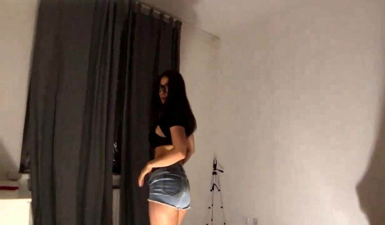 CHLAP PRISEL SVEMU SOUSEDOVI STUDENTOVI PRDELI