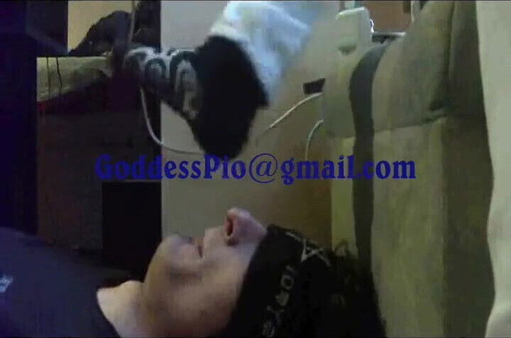 Converse worship pointing toes